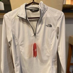 Never worn North Face women’s pullover.